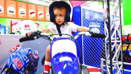 Vlad and mama pretend play at the game center for children