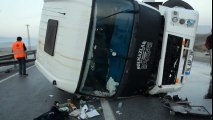 Yıldızeli'de Trafik Kazası! Kontrolden Çıkan Eşya Yüklü Kamyon Devrildi