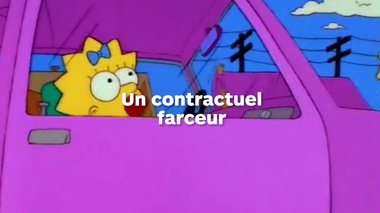 Un agent de stationnement met un PV à une voitu...
