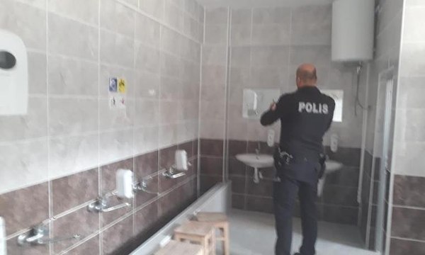 Okulda lavaboya dökülen kimyasal maddeler patladı