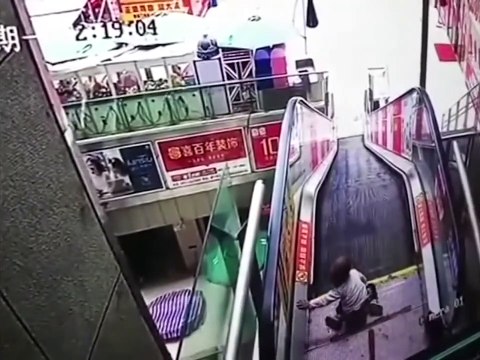 Un enfant se coince la main dans un escalator
