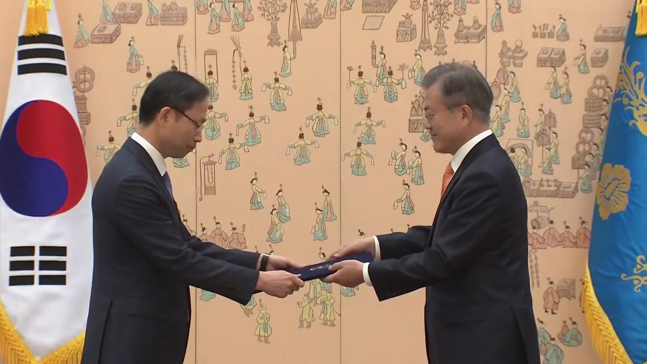 문 대통령, 신임 헌법재판관 임명장 수여 / YTN