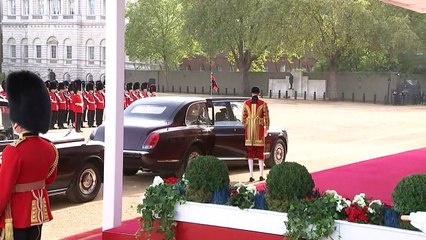 Dutch royals receive ceremonial welcome from the Queen