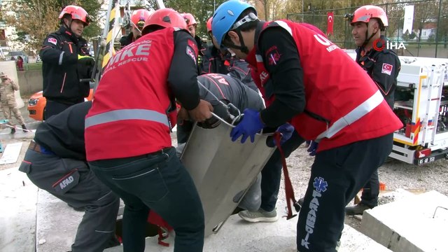 Van depreminin yıldönümünde gerçeği aratmayan deprem tatbikatı