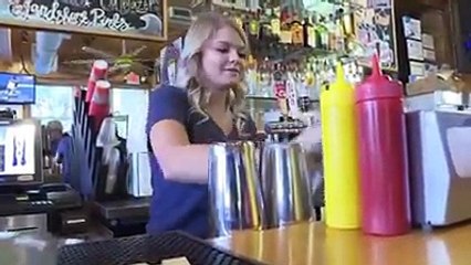 نادلة تحصل على بقشيش 10 آلاف دولا.. والسر زجاجة مياة