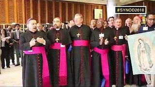 Jóvenes auditores de Latinoamérica y el Caribe participantes en el Sínodo de los Obispos, entregaron al Santo Padre un pectoral con el símbolo de la Cruz de la