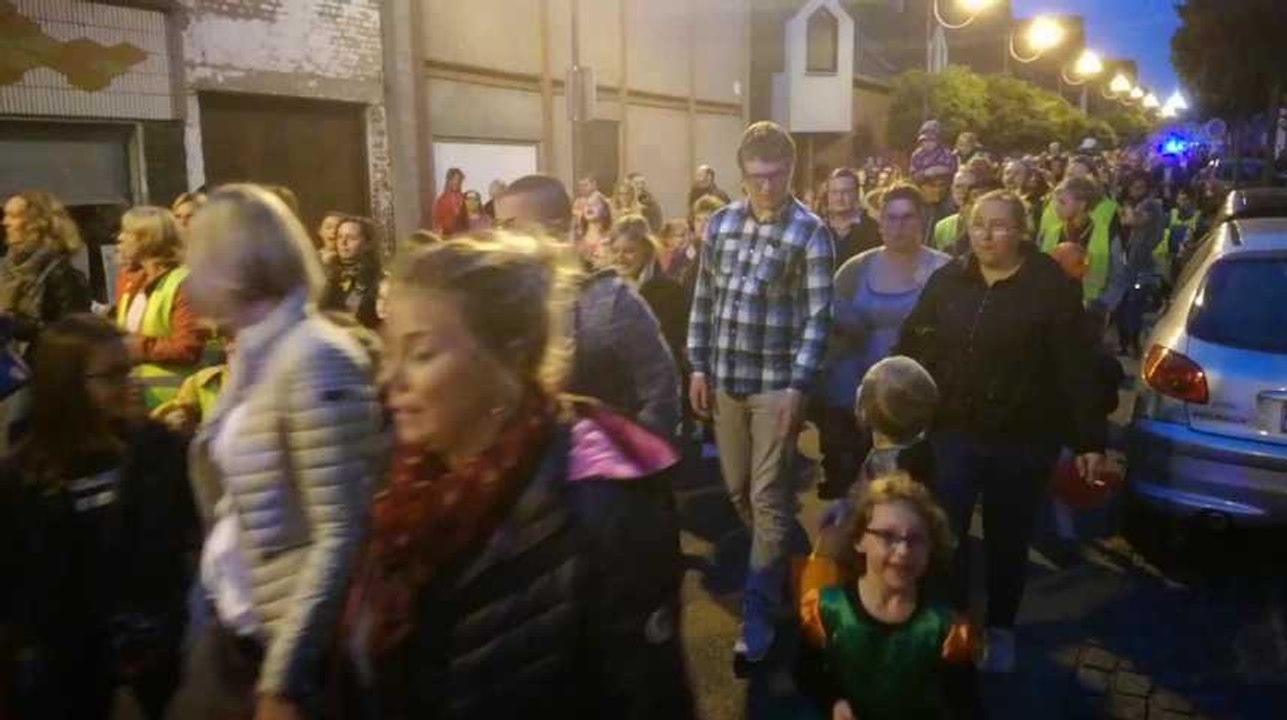 Le cortège des allumoirs de l'école de la SainteFamille du Tuquet 2018
