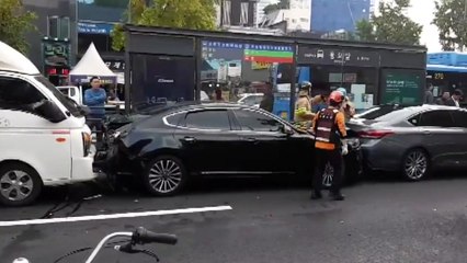 버스정류장 앞 6대 쾅쾅쾅...5명 부상 / YTN