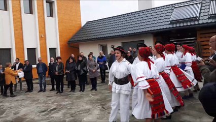 Danses et chants lors de l'inauguration du nouveau bâtiment de l'Amseaa qui accueille des jeunes roumains