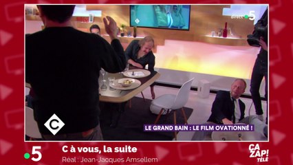 Benoît Poelvoorde chute dans C à Vous