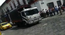 Imágenes de un camión ingresando a un parque mientras escapaba de los agentes de tránsito en la provincia de Imbabura