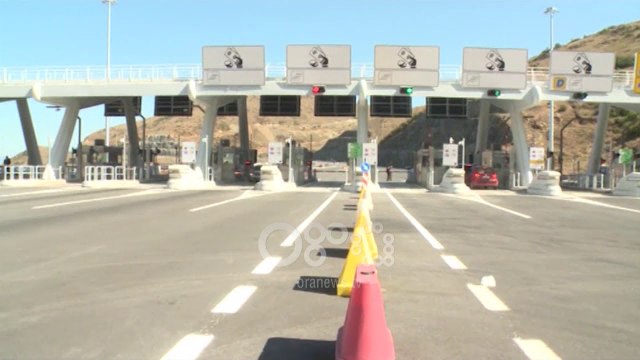 Ora News - Kosovarët dyndje drejt Shqipërisë edhe me taksën e Rrugës së Kombit