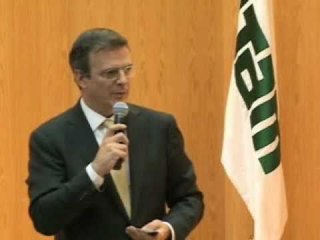 Ebrard presume sus ventajas sobre AMLO