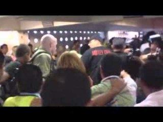 Espantada por bienvenida, Miley Cyrus llega a México