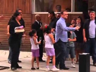 Bono en el DF come pastel y champaña con prensa