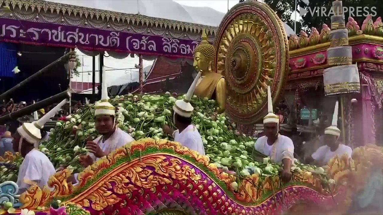 Thais Celebrate The End Of Buddhist Lent