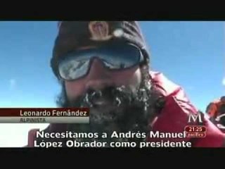 Mexicano alcanza el Everest con mensaje de apoyo a AMLO