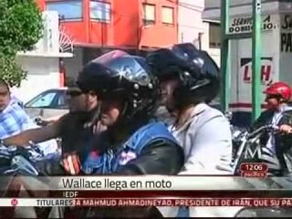 Caravana motorizada escolta a Wallace a registro en IEDF