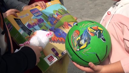 Kendileri küçük yürekleri büyük...Ortaokul öğrencileri 9 Afganlı sevindirdi