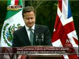 Coloca David Cameron ofrenda floral en el Altar a la Patria