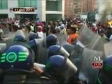 Se enfrentan policías federales e integrantes del SME frente a la Segob