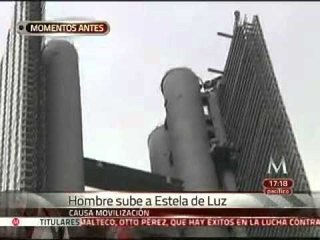 Bajan a manifestante de la Estela de Luz