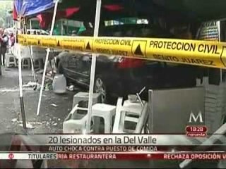 Auto se impacta en puesto de comida; al menos 20 lesionados