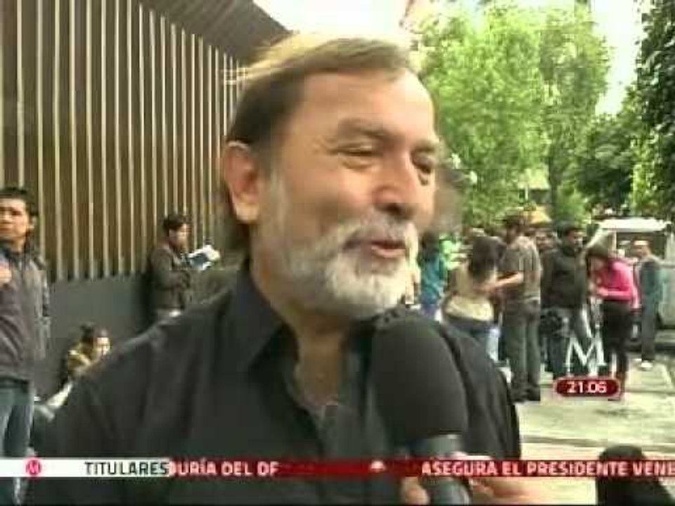 Protestan con lectura frente a las instalaciones del PRI