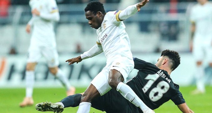 Beşiktaş Taraftarı, Sakatlanıp Oyundan Çıkan Tolgay Arslan'ı Yuhaladı!