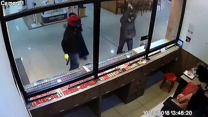 Quand deux vendeuses aident des braqueurs en leur donnant tous les bijoux !