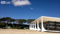 2 avions passent le mur du son au dessus du parlement brésilien et toutes les vitres éclatent