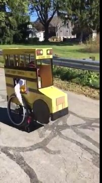 Le déguisement de cet enfant en fauteuil roulant est incroyable