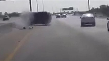 Descargar video: 2 conducteurs en colère se foncent dedans sur l'autoroute et ça fini très mal