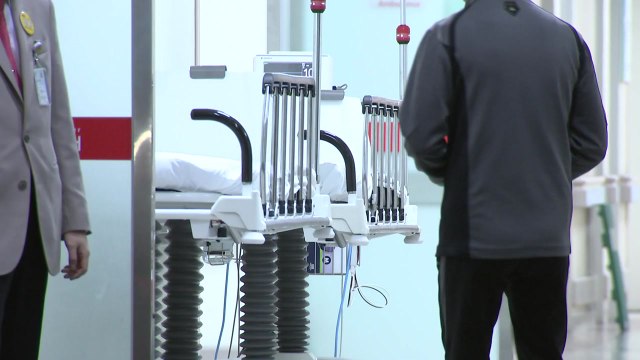 방치된 조현병 환자, 대낮에 흉기 휘둘러 / YTN