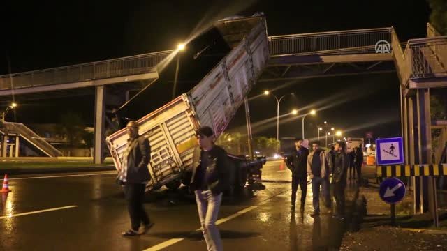 Damperi Açılan Tır, Üst Geçide Çarptı