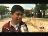Rompen candados en escuela de Oaxaca para que niños asistan a clases
