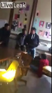Quand la prof se retrouve au milieu d'une bagarre d'élèves de lycée !