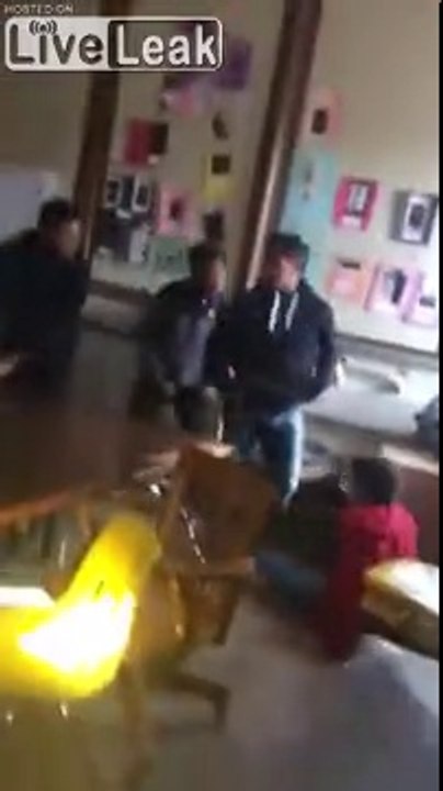 Quand la prof se retrouve au milieu d'une bagarre d'élèves de lycée !