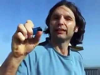 Il veut allumer un pet... et se chie dessus !