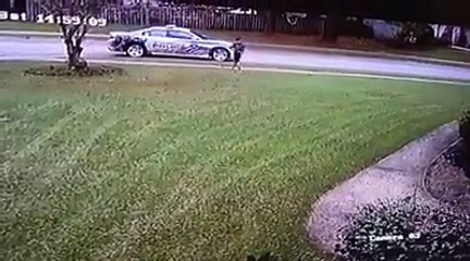 Ce policier s'arrête et joue au foot avec un gamin dans le quartier !