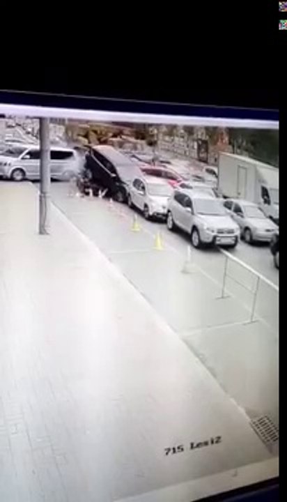 Lancée, cette grue empile 17 voitures dans les rues de Kiev