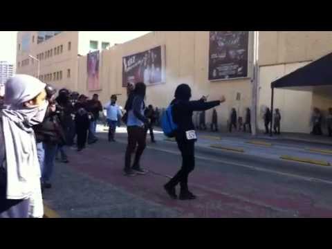 Encapuchados lanzan piedras a Televisa