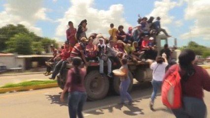 Mexicans lend a hand to migrant caravan