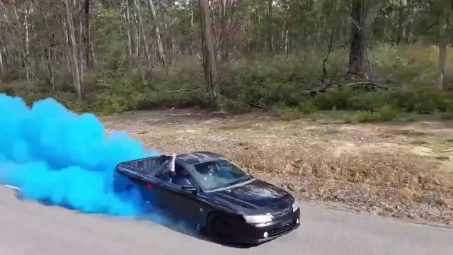 Cette voiture laisse une traînée bleue derrière elle... Impressionnant