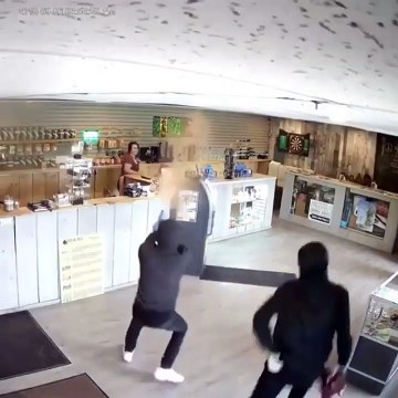 Regardez comment il va faire fuir des braqueurs...