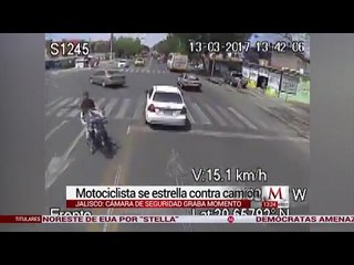 Motociclista se estrella con camión
