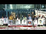 Padres de los 43 normalistas desaparecidos protestan en oficinas de la PGR