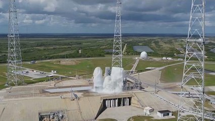 شاهد: ناسا تغمر صاروخاً عند إطلاقه بـ450 ألف غالون ماء خلال دقيقة!