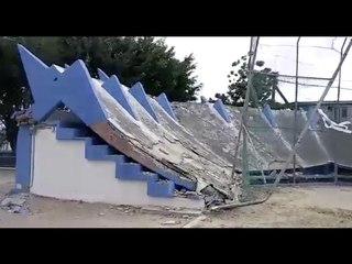 Colapsa techo de gradas en parque de Madero