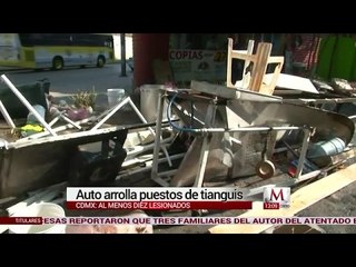 Auto arrolla puestos de tianguis y deja al menos 10 lesionados